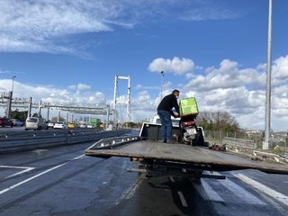 İSTANBUL'DA LODOS NEDENİYLE YASAKLANAN MOTOSİKLET SÜRÜCÜLERİNE DENETİM