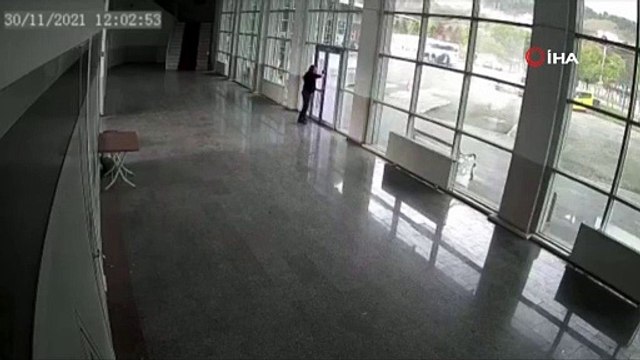 Facia kıl payı atlatıldı, şehirler arası otobüs terminalinin çatısı çöktü