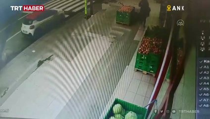 Ankara'da da fırtına etkili oluyor: Ağaç otomobilin üstüne düştü