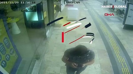 Düzce'de vatandaşlar rüzgarda sürüklenen fırının peşinde koştu