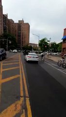 Un cycliste découvre pourquoi il est dangereux de s'accrocher à une voiture !