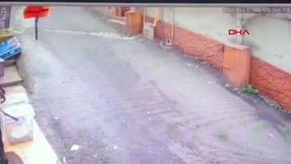 ZONGULDAK'TA ŞİDDETLİ RÜZGAR BİR APARTMANIN ÇATISINI UÇURDU