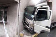 Gaziosmanpaşa'da yokuş aşağı kayan kamyonet eve girdi