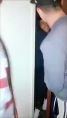 Ils s'amusent à bloquer leur pote entre 2 portes jusqu'au moment où...