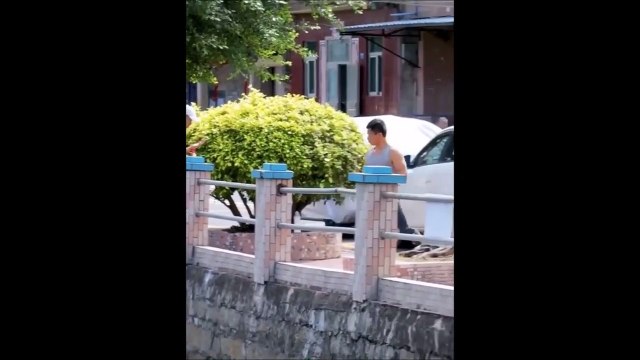 Il fait mine de plonger mais ce qu'il va faire est dingue