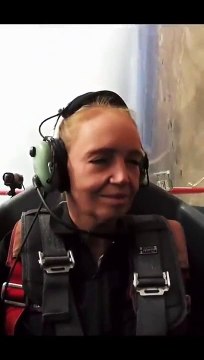 Elle passe de 25 à 60 ans en prenant des G dans un avion de chasse !
