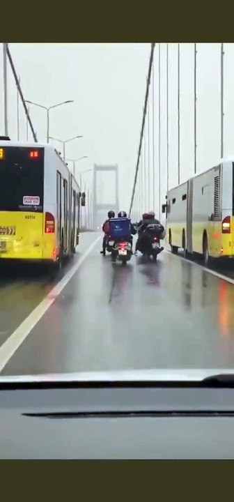 2 chauffeurs de bus protègent des motards de brosses bourrasques de vent sur un pont