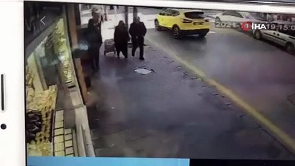 Yolda yürürken başına çanak anten düştü