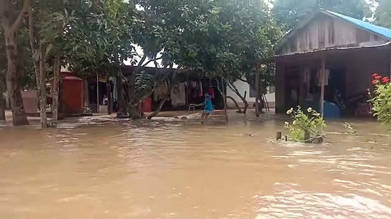 Terobos Perkampungan Banjir HST, Pengungsi Tidu...