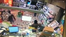 Tenta di sventare una rapina in una farmacia di Torino  - VIDEO
