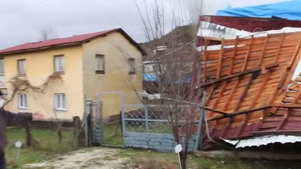 Mudurnu'da kuvvetli rüzgar çatıları uçurdu