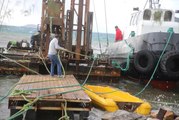 Bodrum'da fırtına nedeniyle bir tekne karaya oturdu, bazı iskeleler zarar gördü