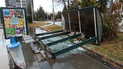 Kahramankazan'da fırtına otobüs durağını devirdi