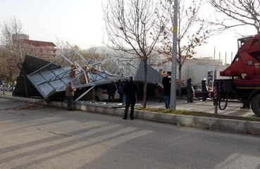 YOZGAT'TA FIRTINA ÇATILARI UÇURDU
