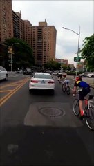Ce cycliste va comprendre pourquoi il est dangereux de s'accrocher à une voiture !