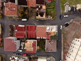 Lodosta binanın çatısı iş yerinin üzerine uçtu... O anlar kamerada