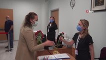 Tuzla Belediyesi'nden tıbbi sekreterlere çiçek sürprizi
