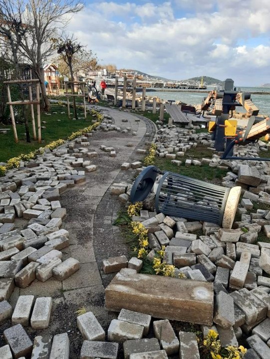 Büyükada'da lodos nedeniyle iskele hasar aldı, yollar su altında kaldı