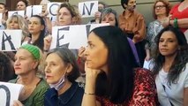 El apoyo a Thelma en la puerta de la Unidad Fiscal Especializada en Violencia contra las Mujeres el colectivo Actrices Argentina