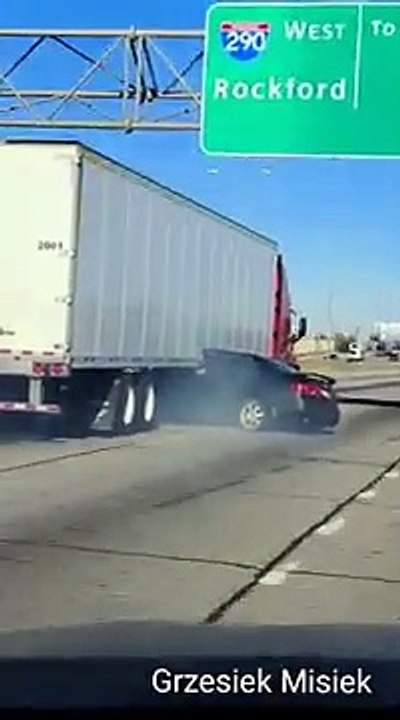 Un automobiliste se retrouve coincé sous un camion et s'en sort miraculeusement