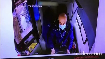 Un chauffeur de bus s'endort au volant à un feu rouge