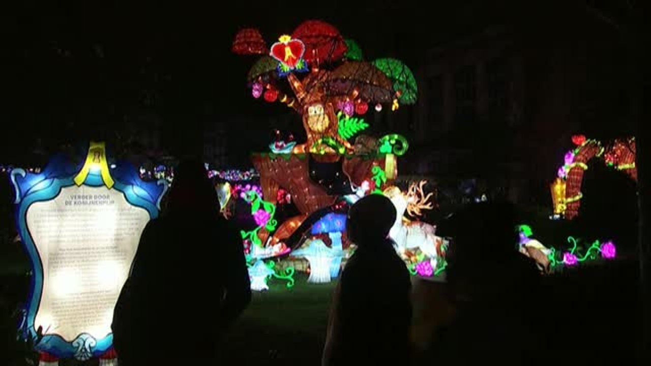 Alicia en el país de las maravillas ilumina el zoológico de Amberes en Bélgica