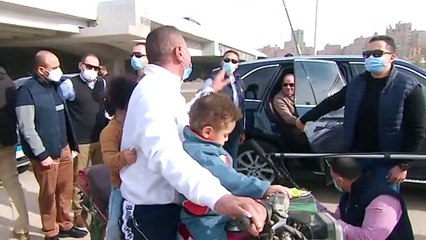 الرئيس السيسي يستمع لطلبات المواطنين خلال تفقده مشروعات الطرق في القاهرة