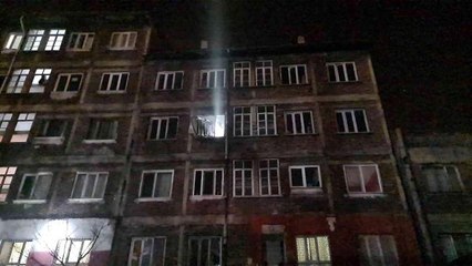 İki kardeşi yanmaktan komşuları kurtardı