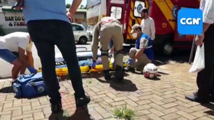 Jovem fica ferido após colisão entre carro e moto na Rua Ipanema