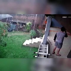 Un homme sent que quelque chose d'anormal va arriver dans sa maison (Brésil)