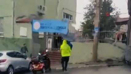 Son dakika haber: İzmir'de trafik polisinden yürekleri ısıtan hareket