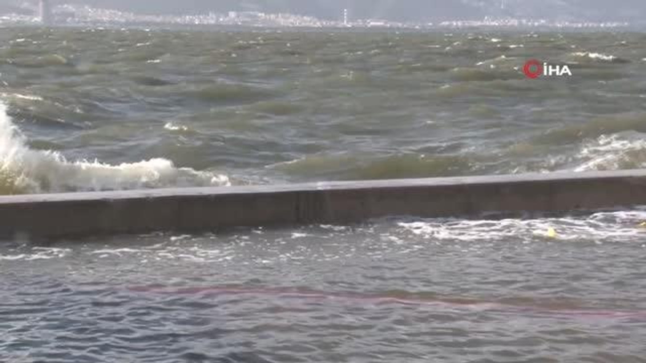 Karşıyaka'da deniz taştı, tramvay ve deniz seferleri iptal edildi