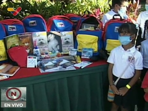 Hijos de trabajadores de la Asamblea Nacional reciben uniformes y útiles escolares