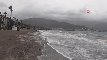 Lodos'a aldırış etmeyip, sahilde gitar çaldılar