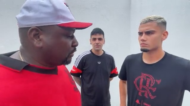 Paparazzo Rubro-Negro flagra momento de apoio de organizada do Flamengo à Andreas Pereira em chegada ao Ninho do Urubu