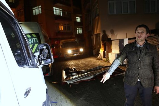 Şiddetli fırtına nedeniyle bir hastane ile bazı evlerin çatısı uçtu