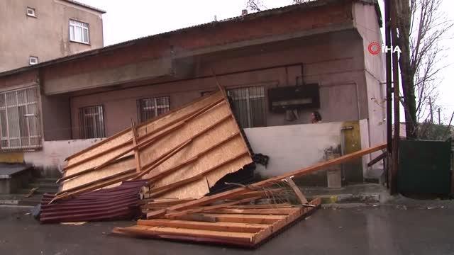 Maltepe'de rüzgarın şiddeti ile evin çatısı uçtu