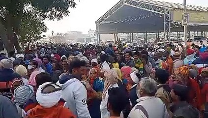 यूरिया का संकट, किसानों की नहीं टूट रही लंबी लाइन