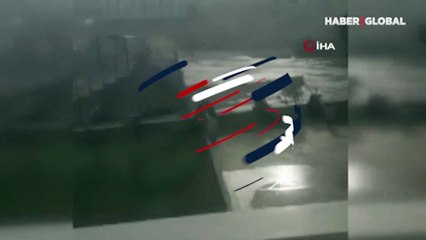 Panik anları kamerada! Fırtınayla birlikte savruldular