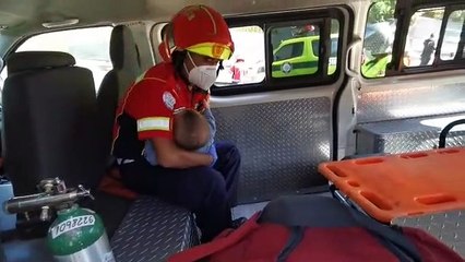 Mujer que llevaba a un niño en brazos, muere atropellada