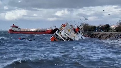 Strong winds halt boat traffic in Turkey