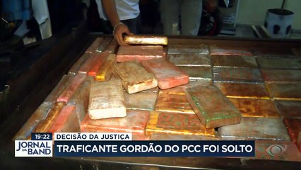 O traficante Fábio "gordão", braço direito de André do Rap, deixou a cadeia. O tribunal entendeu que ele ficou tempo demais preso sem condenação definitiva.