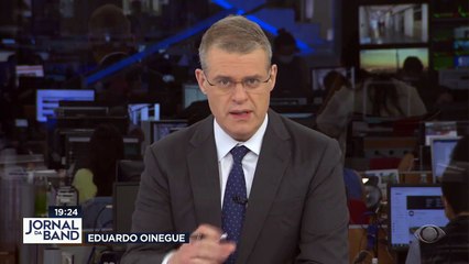 Um homem foi assaltado por um motoqueiro disfarçado de entregador e reagiu indo atrás dele com o carro.