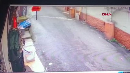 ZONGULDAK'TA ŞİDDETLİ RÜZGAR BİR APARTMANIN ÇATISINI UÇURDU