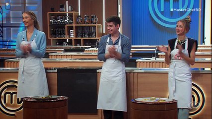 Os cinco cantores dão uma "palinha" antes da primeira prova da noite e encantam os cozinheiros amadores
