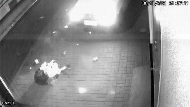 Novo vídeo mostra carro invadindo a calçada e motorista saindo do veículo