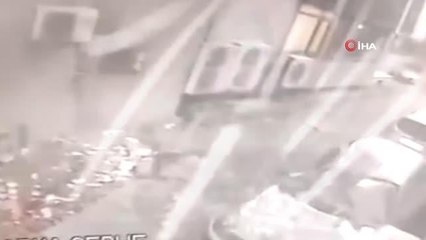 İstanbul'da lodosta korku dolu anlar: Çatı aracın üzerine böyle düştü