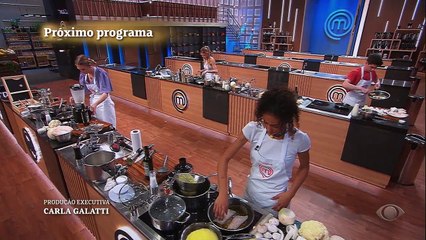 A caixa misteriosa volta para desafiar participantes, que devem fazer verdadeiras obras de arte com corante; a cantora é a convidada especial da noite