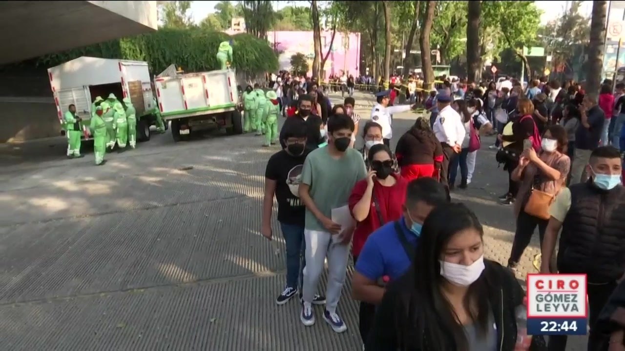 Caos en jornada de vacunación para jóvenes de 15 a 17 años en CDMX