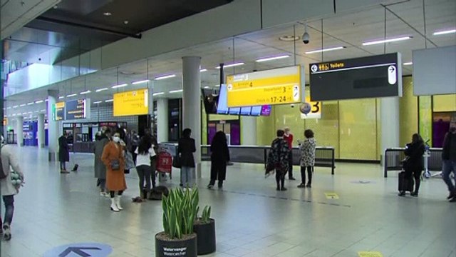 Omicron, scoperta in ritardo. Per Moderna, vaccini meno efficaci contro la nuova variante